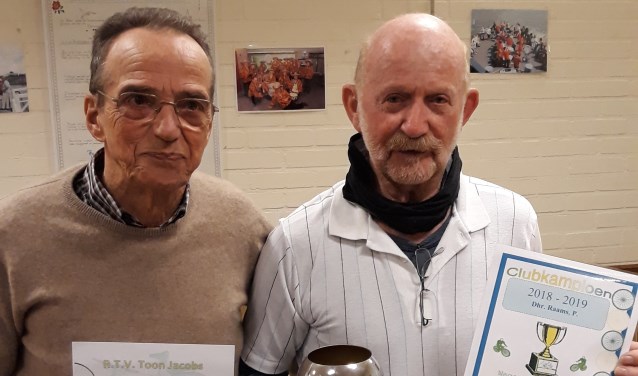Clubwinnaars Koos Hengsdijk (l) en Piet Raams.