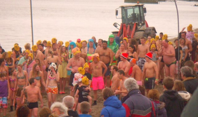 Duiken in Enkhuizen is echt een belevenis met na afloop een warme douche, snert, chocomel en een vaantje.