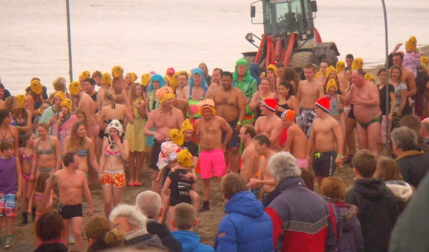 Duiken in Enkhuizen is echt een belevenis met na afloop een warme douche, snert, chocomel en een vaantje.