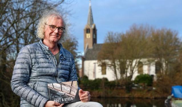 Rob Basten met op de achtergrond de Kooger Kerk.