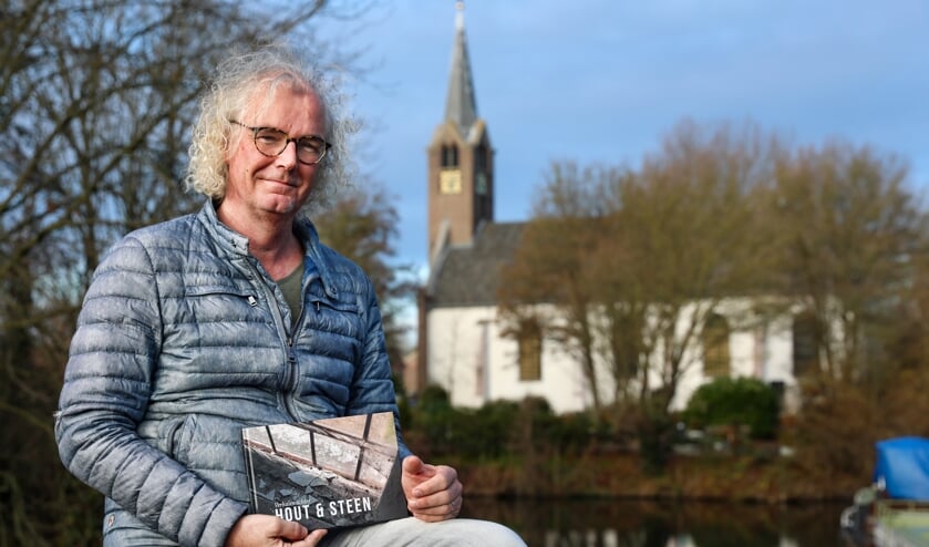 Rob Basten met op de achtergrond de Kooger Kerk.