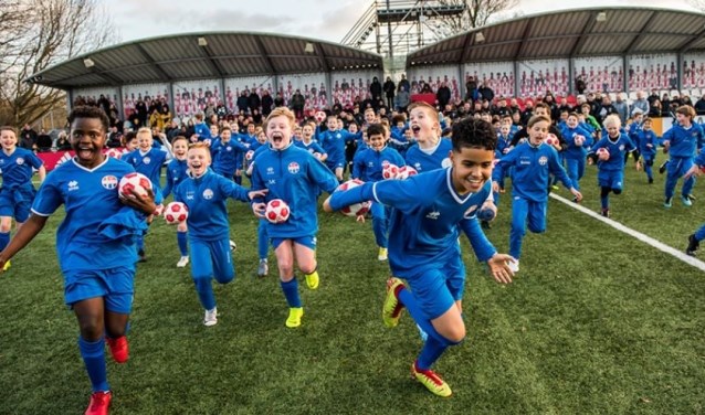 De jonge talenten van SV Hoofddorp voelen zich een middag lang Ajax-spelers.
