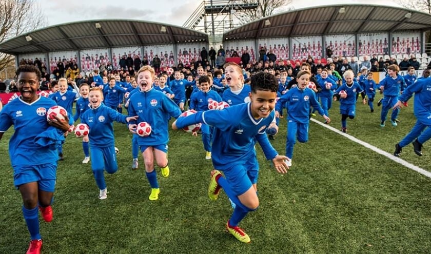 De jonge talenten van SV Hoofddorp voelen zich een middag lang Ajax-spelers.