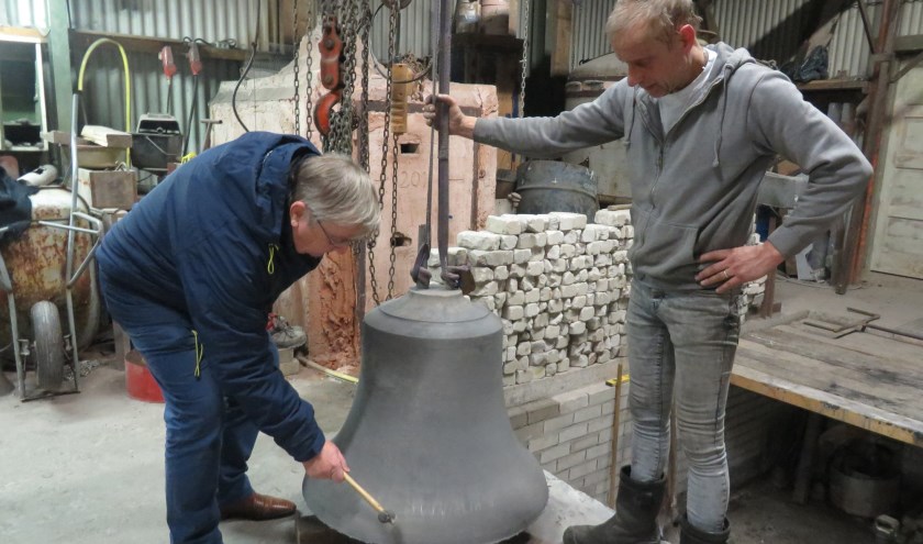 Fred Hoek controleert een van de eerste klokken die werden gegoten in het Groningse Finsterwolde