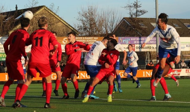 Bryan Herraez (geheel rechts) van DEM kopt de bal richting het doel van Hercules.