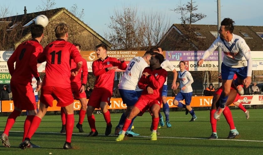 Bryan Herraez (geheel rechts) van DEM kopt de bal richting het doel van Hercules.