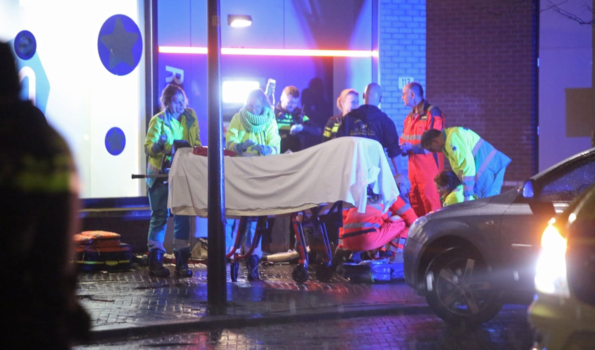 Hulpdiensten proberen de man te redden die even daarvoor is neergestoken door waarschijnlijk twee mannen. 