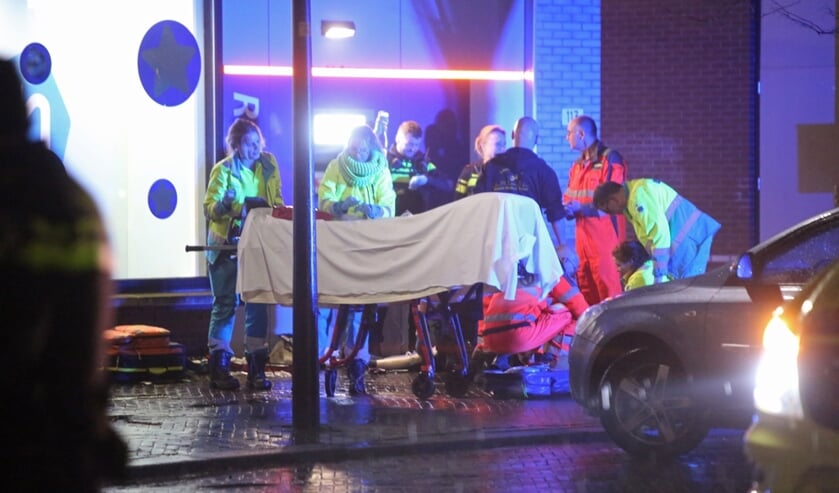 Hulpdiensten proberen de man te redden die even daarvoor is neergestoken door waarschijnlijk twee mannen.