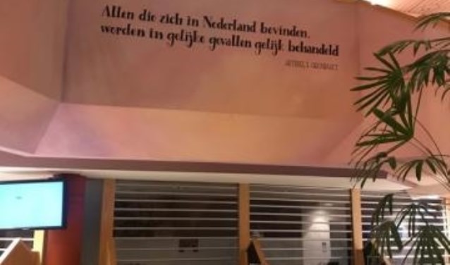 Het eerste deel van artikel 1 van de grondwet is aangebracht in de hal van het gemeentehuis Waterland.