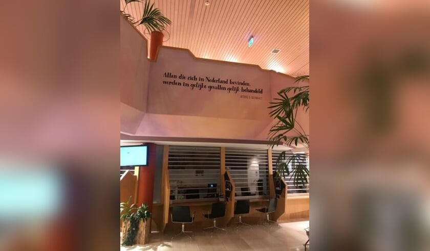 Het eerste deel van artikel 1 van de grondwet is aangebracht in de hal van het gemeentehuis Waterland.