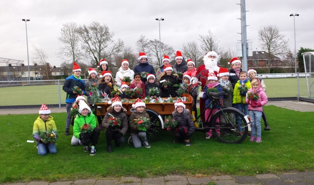 De kerststukjes worden dan door de jeugdleden verkocht aan de deuren in Uitgeest