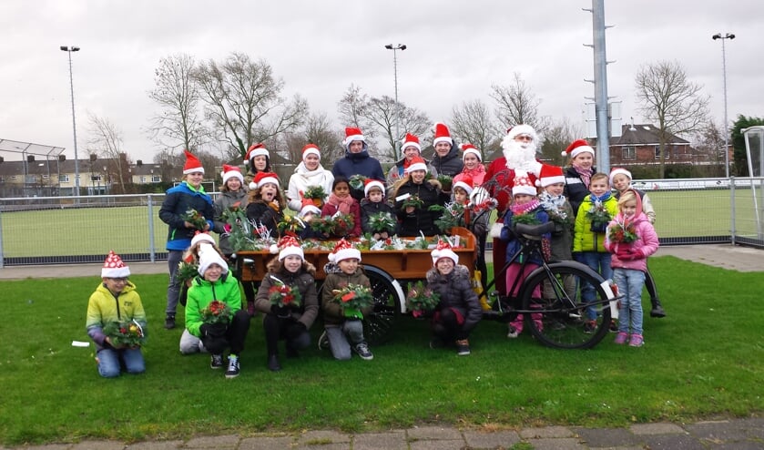 De kerststukjes worden dan door de jeugdleden verkocht aan de deuren in Uitgeest