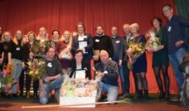 De verkiezing 2018 met in het midden de winnaars van vorig jaar.