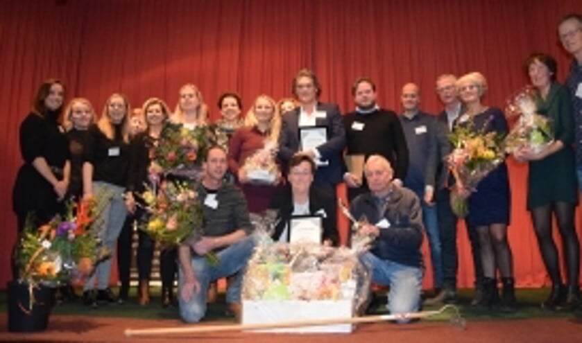 De verkiezing 2018 met in het midden de winnaars van vorig jaar.