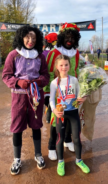 Maartje Rol met de Pieten bij de finish.