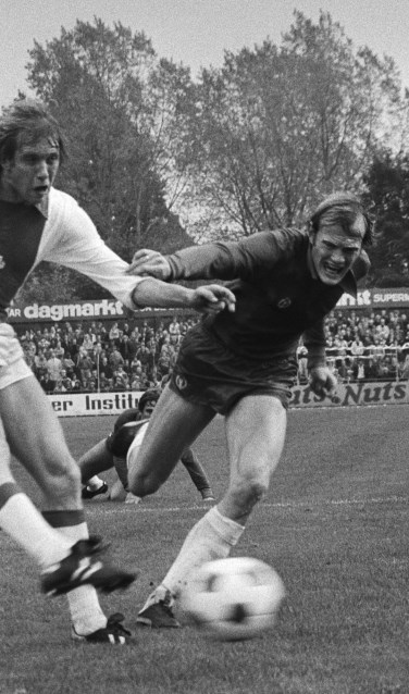 Piet Huijg (rechts) in duel met Henning Jensen van Ajax (1979)
