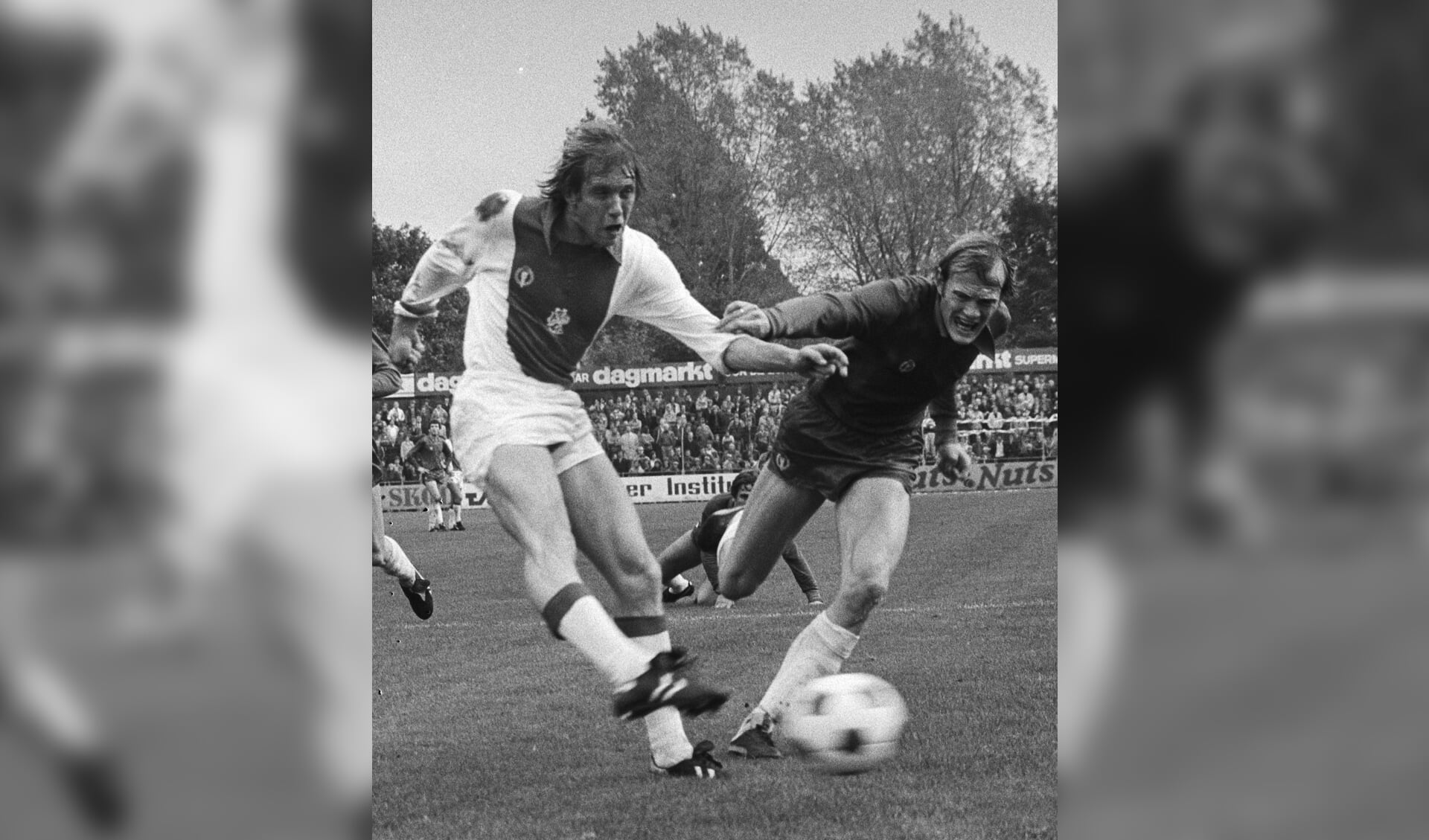 Piet Huijg (rechts) in duel met Henning Jensen van Ajax (1979)