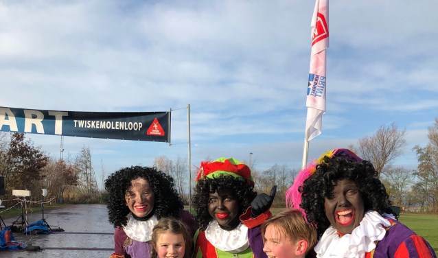 Winnaars Jelle en Maartje Rol (broer en zus) met de pieten bij de finish.