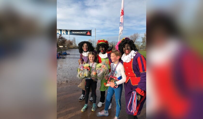 Winnaars Jelle en Maartje Rol (broer en zus) met de pieten bij de finish.