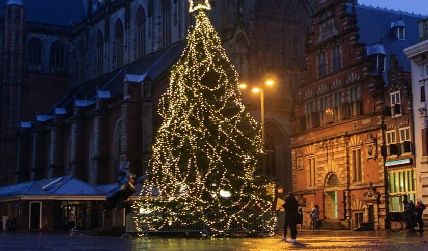 De kerstboom staat er weer mooi bij.