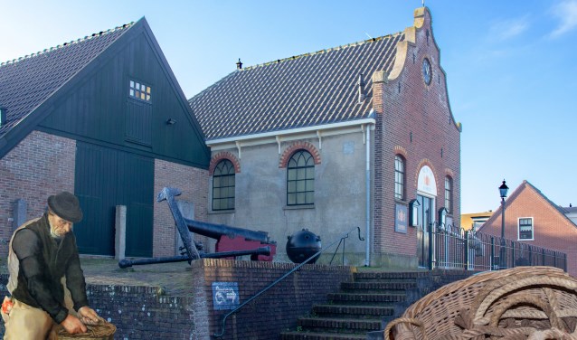 Het gastvrije Museum van Egmond zoekt vrijwilligers. Inzet: Aris Krab op een van de nieuw aangeschafte schilderijen van Roeland Koning