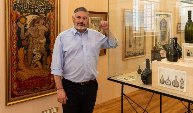 Moncef Beekhof tussen de collecties.