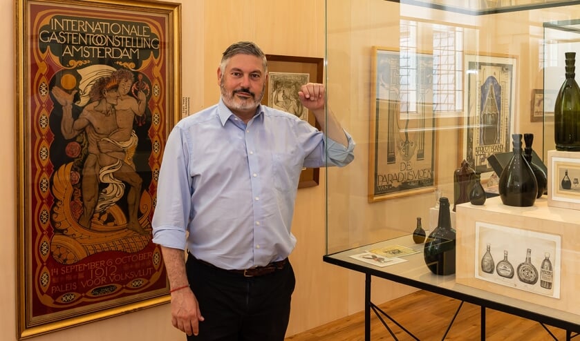 Moncef Beekhof tussen de collecties.