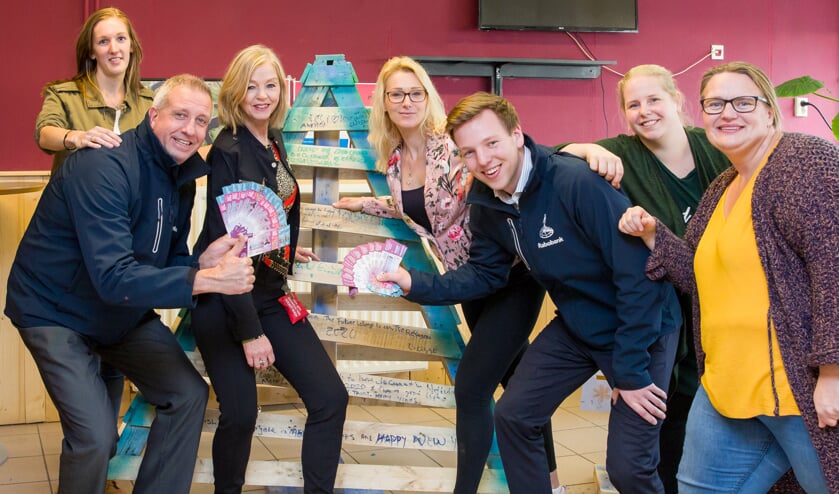 V.l.n.r.: Nicole (AZC), Danny Mangelsdorf (Rabobank), Marianne, (AZC), Wendy de Vries (Food 2 Share), Berrie Woord (Rabobank), Jacolien de Man en Ciska Dokter (Food 2 Share).