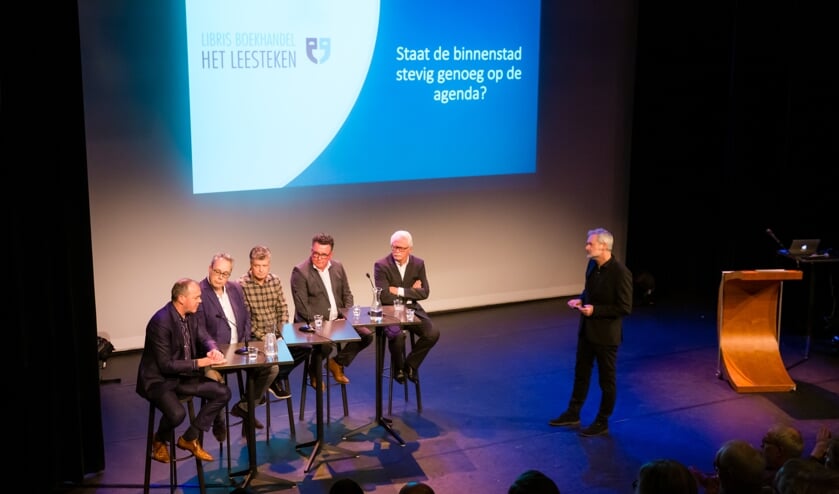 Het forum in discussie met het publiek. Vlnr: Marcel Evers INretail), René de Visser (Rabobank), Richard Gort (voorzitter PCO), Mario Hegger (wethouder Economische Zaken Purmerend), Wouter van Waardt, moderator Henk Schulte.