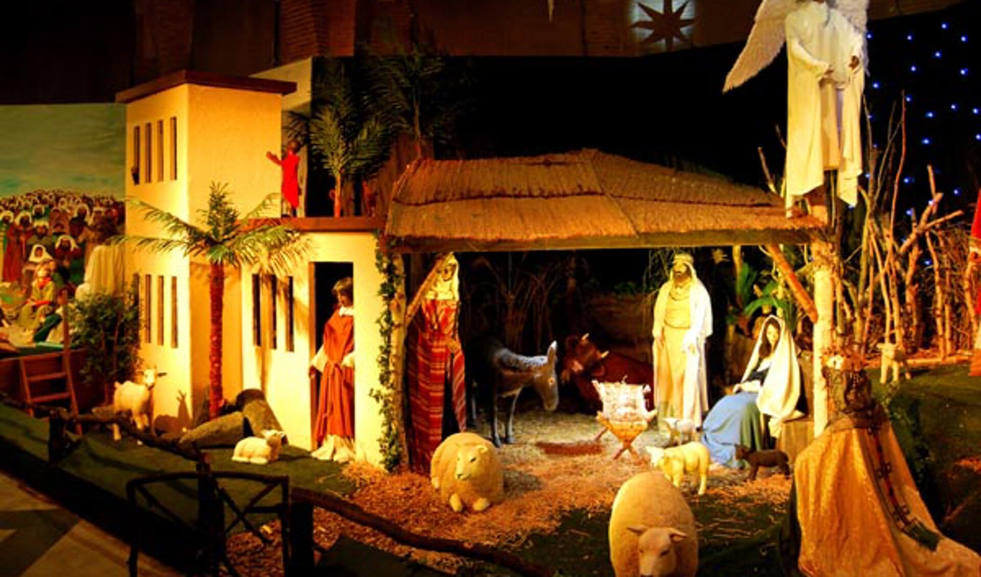 De kerststal beslaat de hele rechterkant van de kerk en is manshoog.