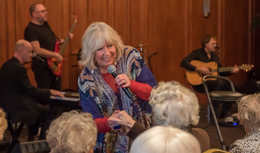Willeke zingt Waardse senioren toe.