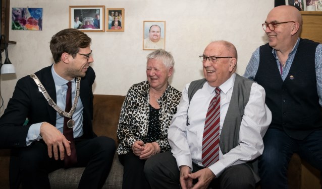 Locoburgemeester Jurgen Nobel bezoekt het echtpaar Bijvoets-de Krosse. Rechts hun zoon.