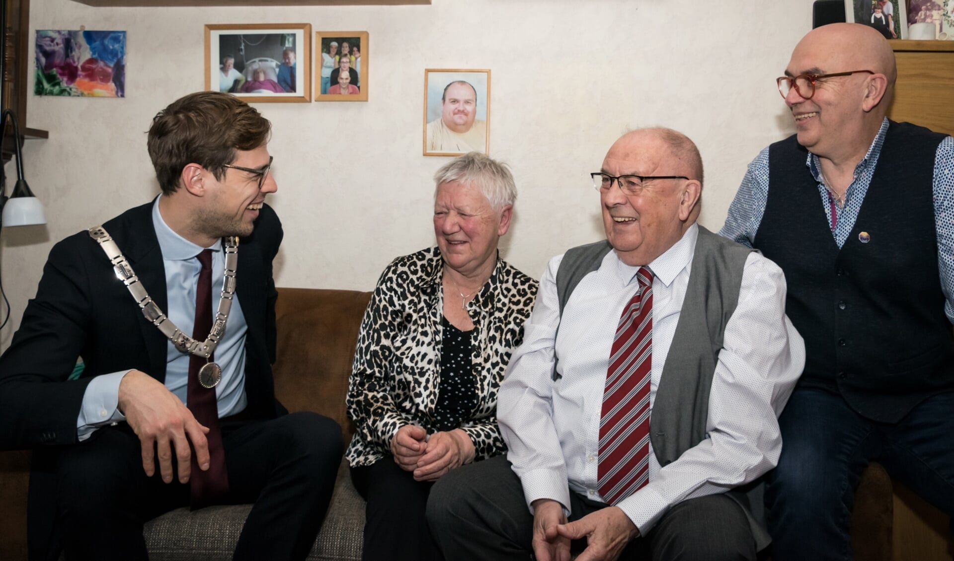 Locoburgemeester Jurgen Nobel bezoekt het echtpaar Bijvoets-de Krosse. Rechts hun zoon. 
