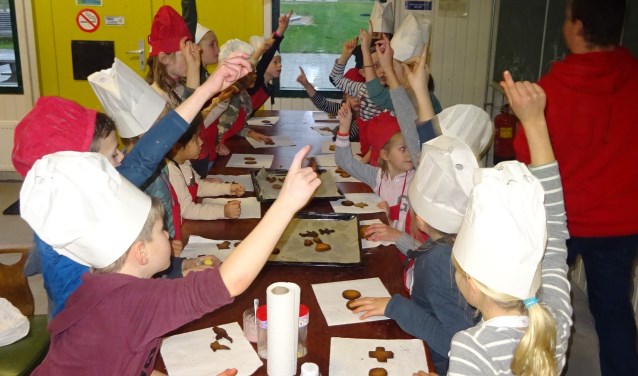 Als echte bakkers maken de kinderen allerlei lekkers.