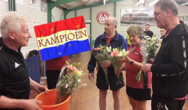 Het team wordt toegesproken door voorzitter Rob Damen, speler Douwe Ontbreekt.