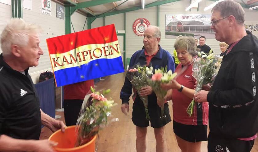 Het team wordt toegesproken door voorzitter Rob Damen, speler Douwe Ontbreekt.