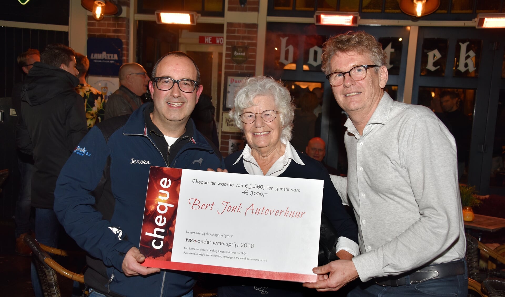 Maria Deen temidden van Jeroen Jonk van Bert Jonk Autoverhuur (links) en Gerard Mesman van De Zorgcirkel.