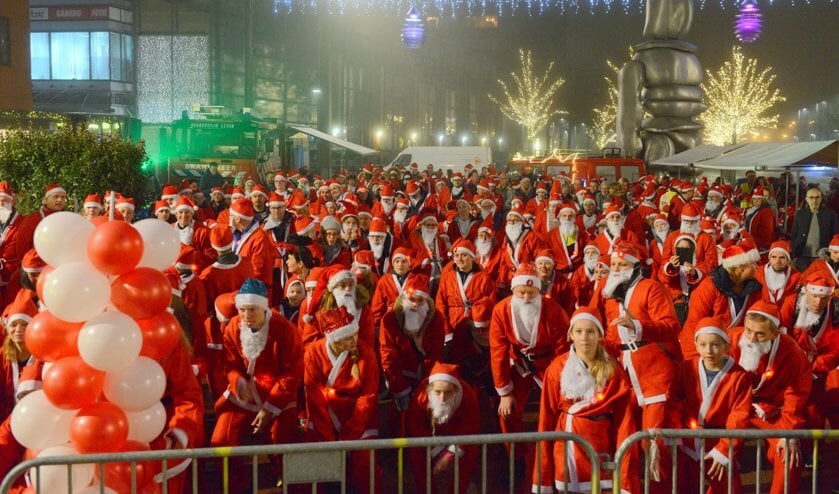 De kerstmannen staan klaar voor de start.