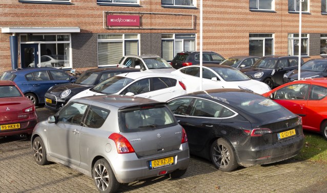 Drukte op de parkeerplaats voor medewerkers.