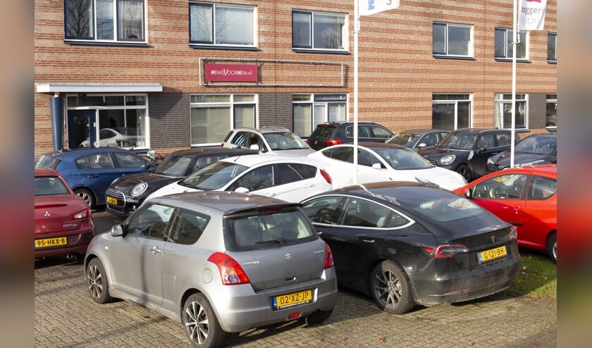 Drukte op de parkeerplaats voor medewerkers.