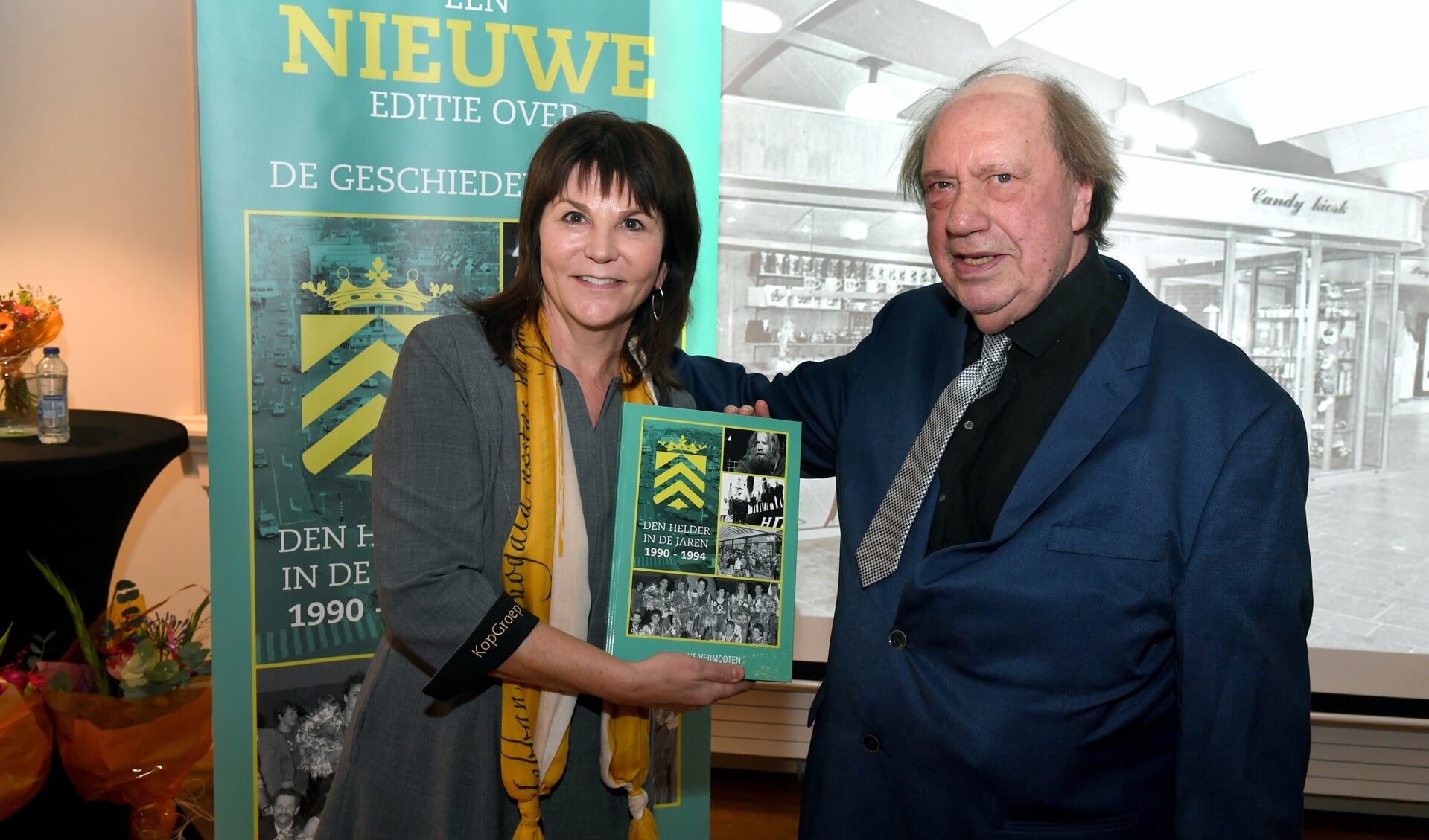 Anita Ruder van School 7 neemt het boek in ontvangst van Marinus Vermooten.