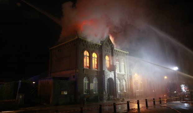 Rijksmonument staat in brand.