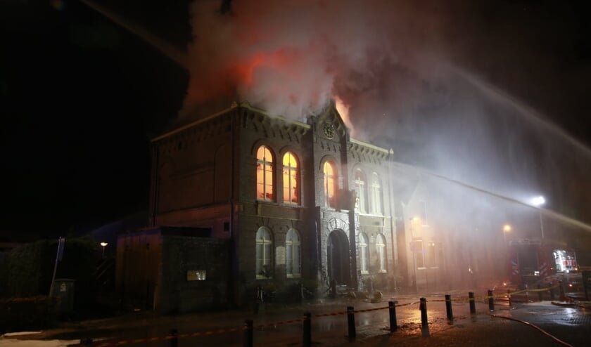 Rijksmonument staat in brand.