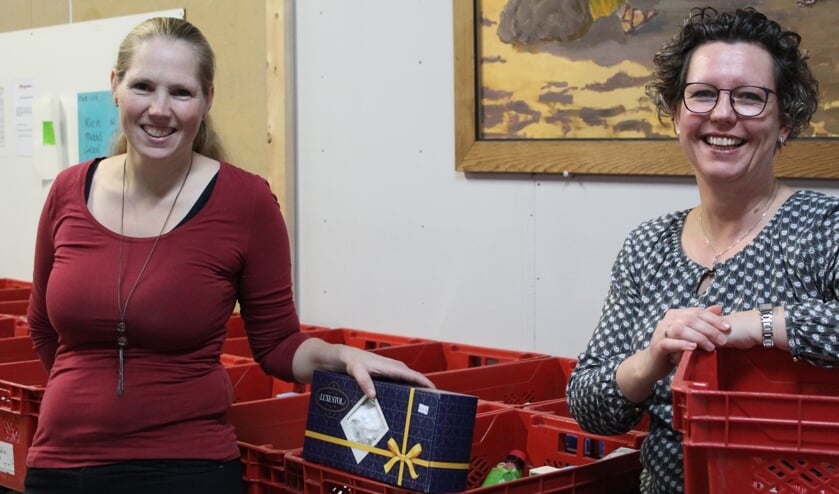 Linda Strijbis en Carla van Hoorn helpen samen met een trouwe groep vrijwilligers zo'n 70 gezinnen in Langedijk.