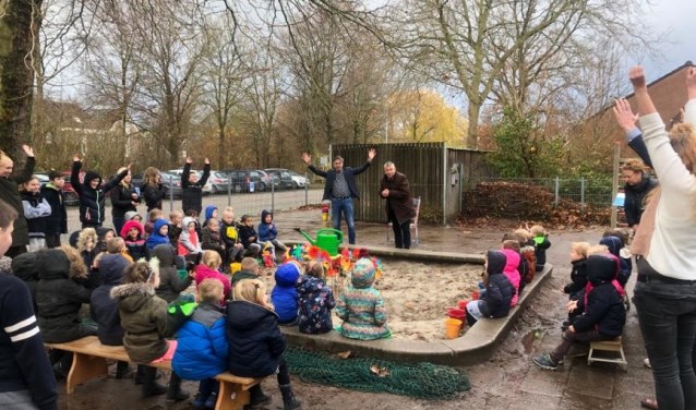De Wijde Veert kreeg van HHNK een vette cheque voor hun ontwerp voor een groen schoolplein.