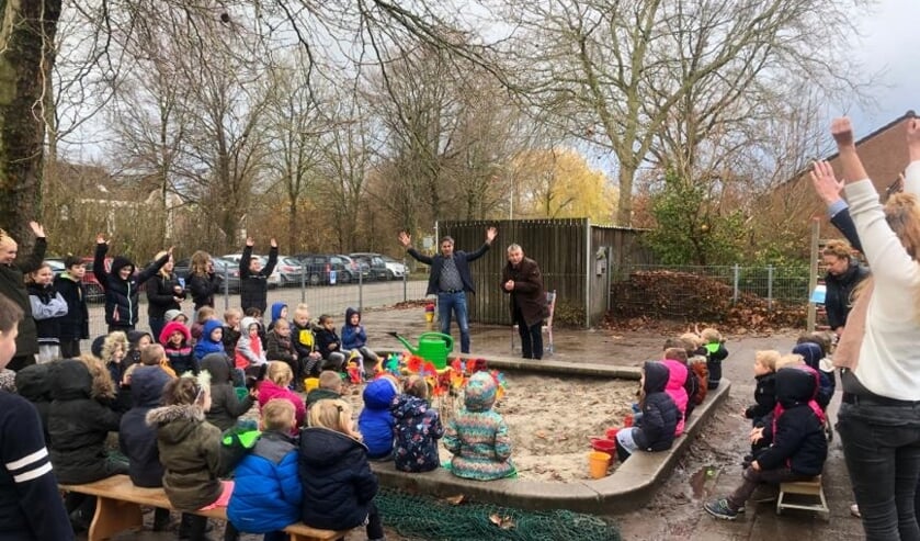 De Wijde Veert kreeg van HHNK een vette cheque voor hun ontwerp voor een groen schoolplein.