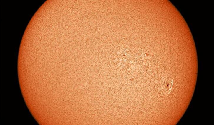 Een foto van de zon met een paar Zonnevlekken, gefotografeerd door Nicolàs de Hilster.