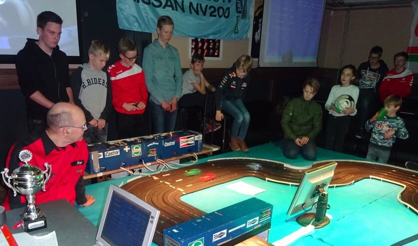 Niet alleen kinderen gaan de strijd aan tijdens de Grand Prix. Ook volwassenen willen graag winnen!