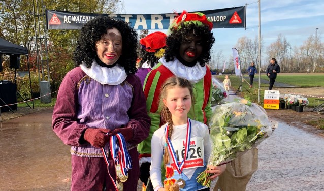 Maartje Rol met de Pieten bij de finish.