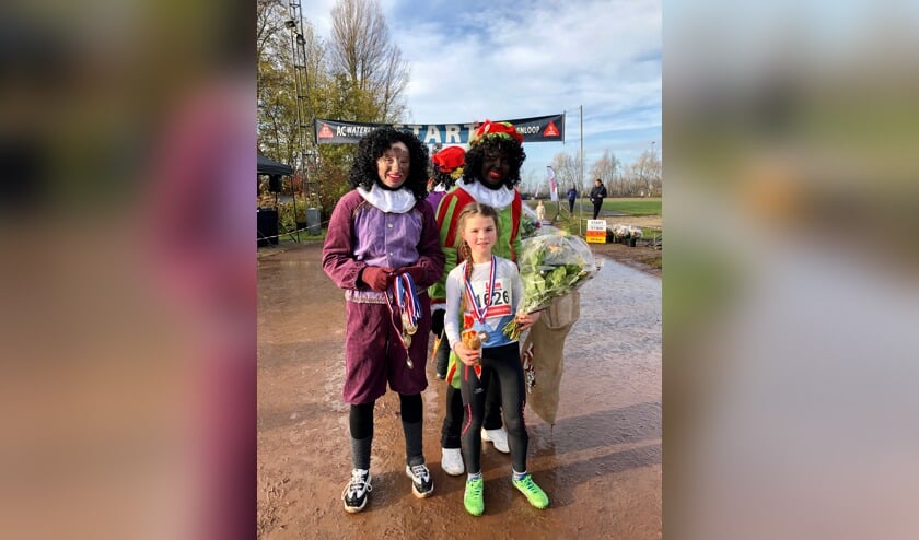 Maartje Rol met de Pieten bij de finish.